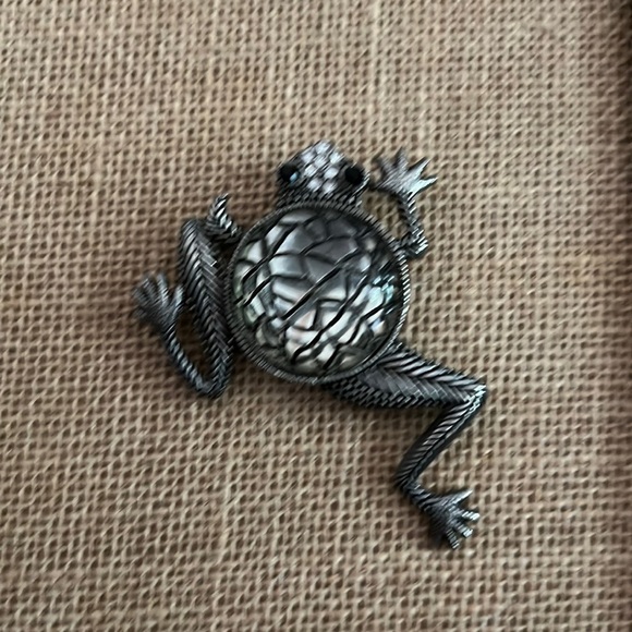 Jewelry - Vintage Frog Brooch